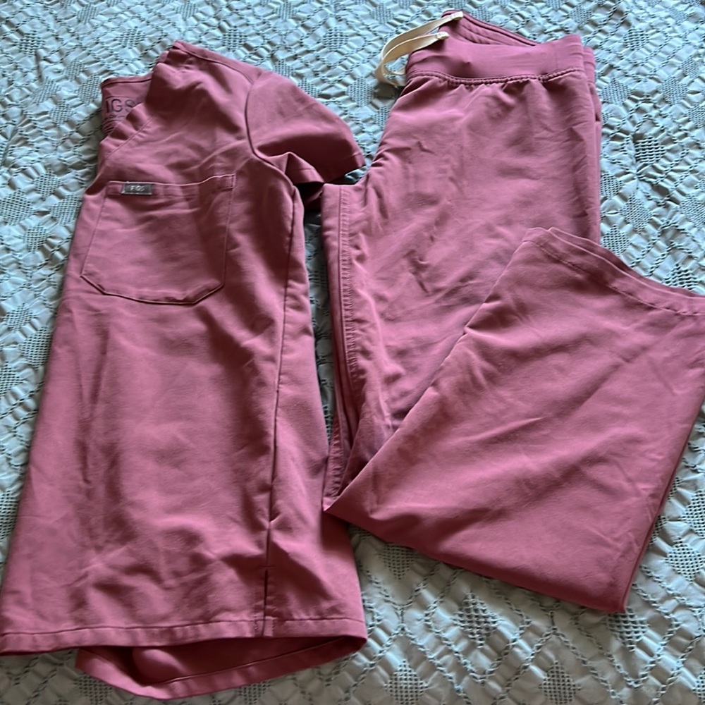 FIGS Mauve Scrub Set - one pocket top XXS, Livingston bottoms XS petite